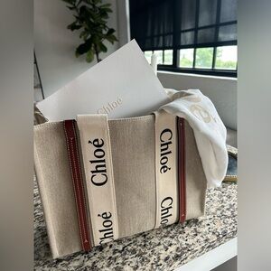 MEDIUM WOODY TOTE BAG
White & Brown